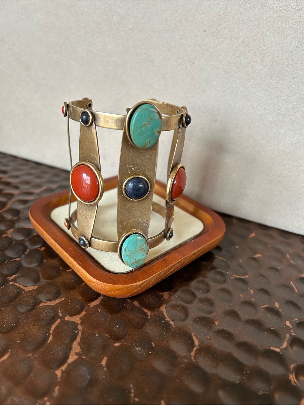 Jan Thomas 80s signed Stone Brass Cuff Bracelet in Turquoise, Coral and Lapis - Picture 9 of 11